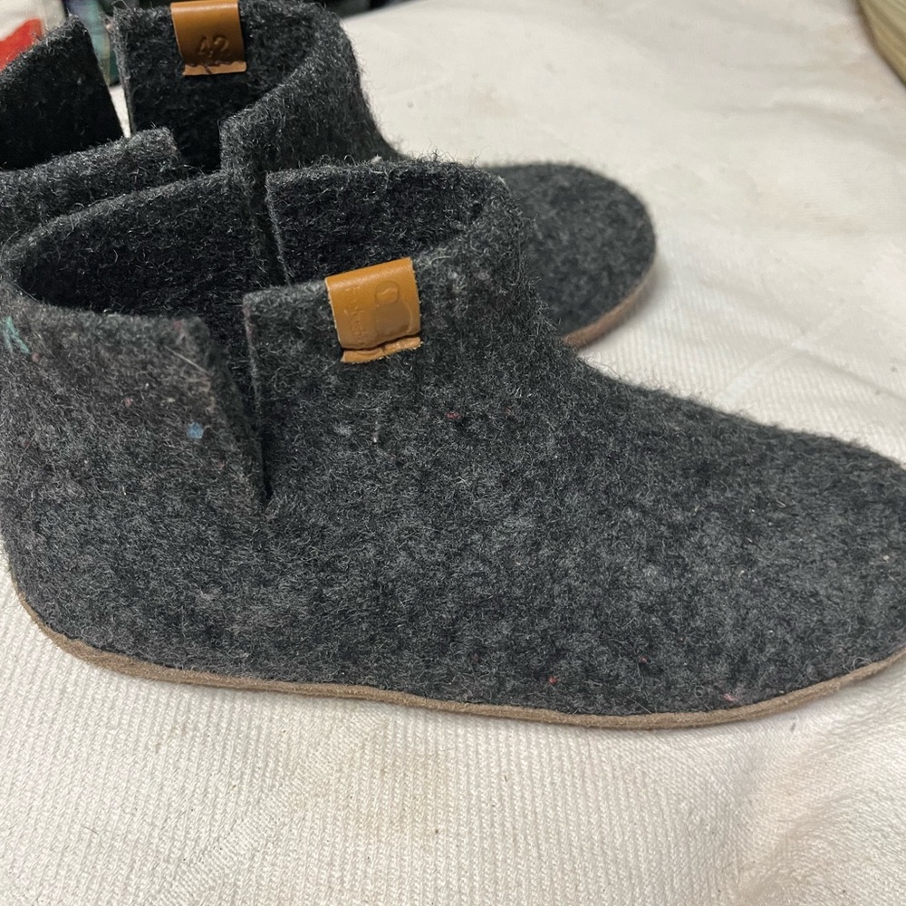 Baabushka brand wool slippers with leather sole - sz 40 (women's 9)